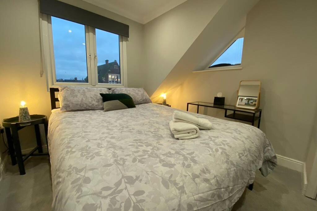 Stylish Two Bedroom Apartment Near Victoria Park Cardiff Exterior photo