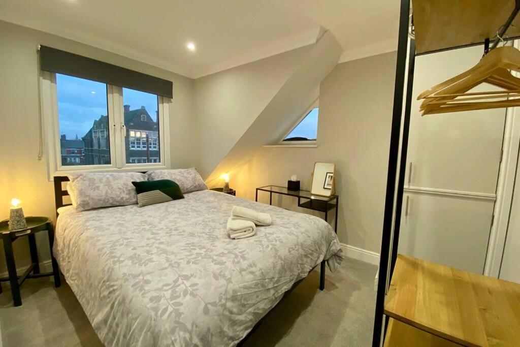 Stylish Two Bedroom Apartment Near Victoria Park Cardiff Exterior photo